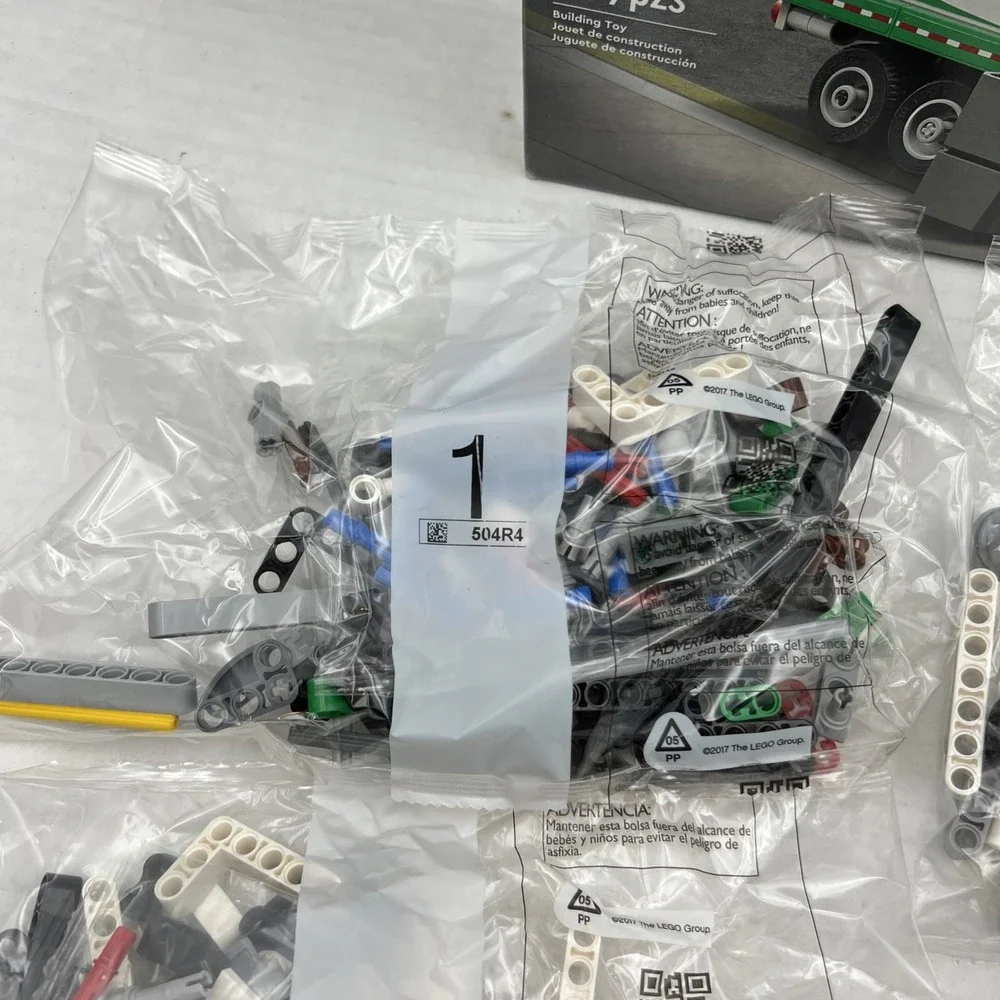 LEGO TECHNIC: Mack LR Electric Garbage‎ Truck (42167) - Picture 5 of 9